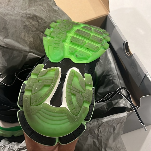 Balenciaga - Picture 3 of 5